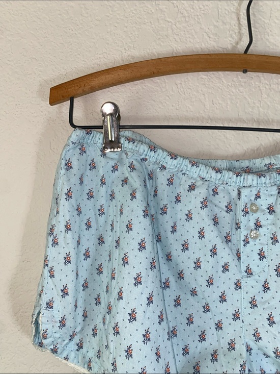 aerie Pants - 💋Y2K Aerie floral shorts with lace trim on bottoms with elastic waistband!